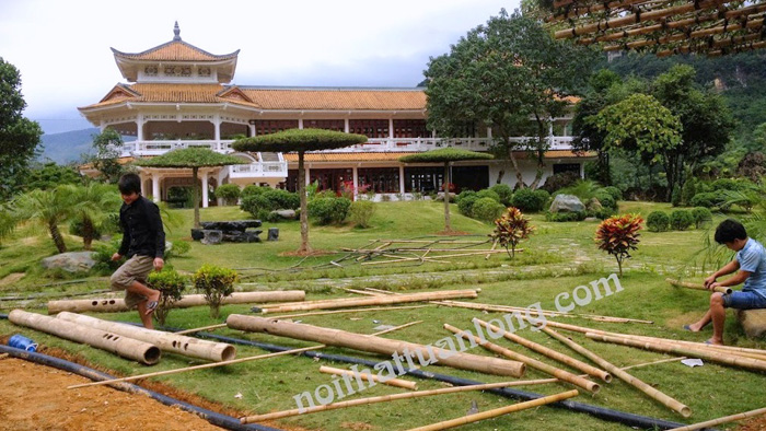 Thi công nhà chòi bằng chất liệu tre trúc mái lá tại khu du lịch Gà Trống tại Lâm Sơn 